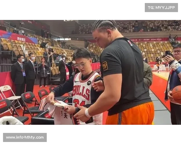 小球迷闯入球场拥抱戈登,赛后获赠签名球衣